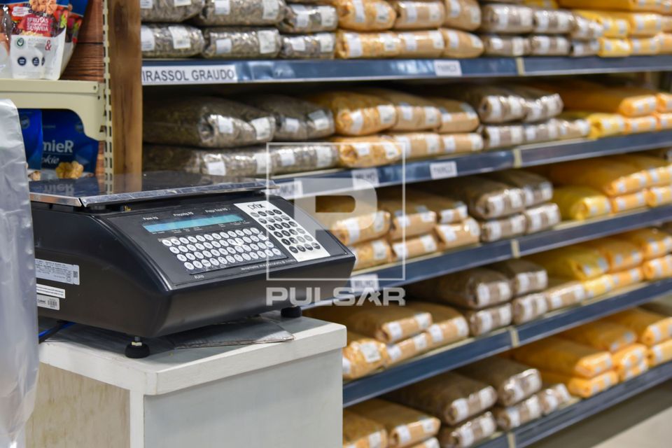 Balança usada para pesar alimento de passarinhos em petshop