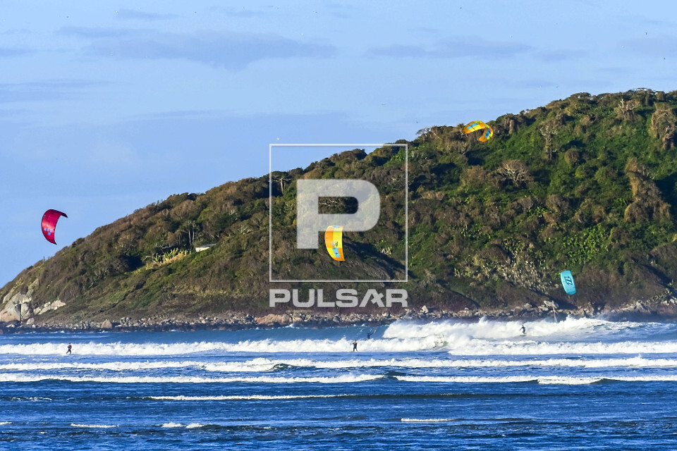 Praticantes de Windsurf e Kitesurf na praia de Ibiraquera - 