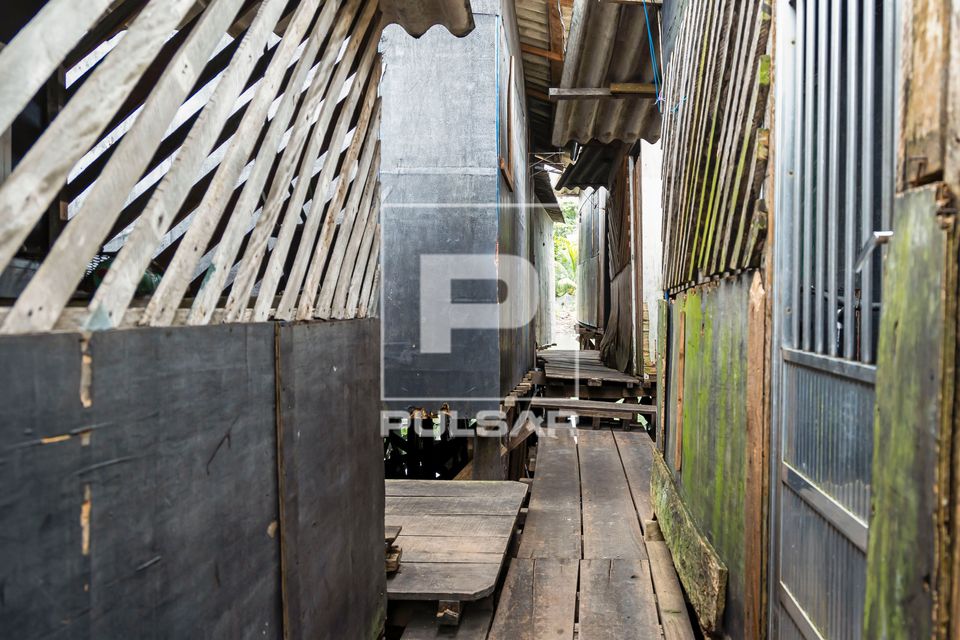 Palafitas na favela na Comunidade Dique da Vila Gilda situada na margem do Rio dos Bugres