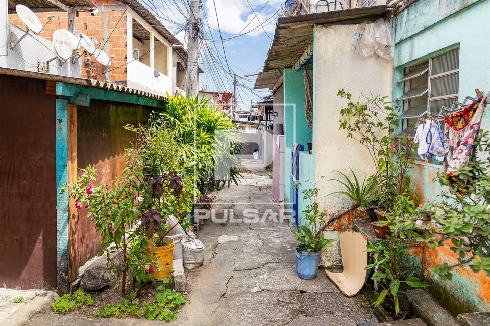 Beco com moradias na Comunidade Alemoa 