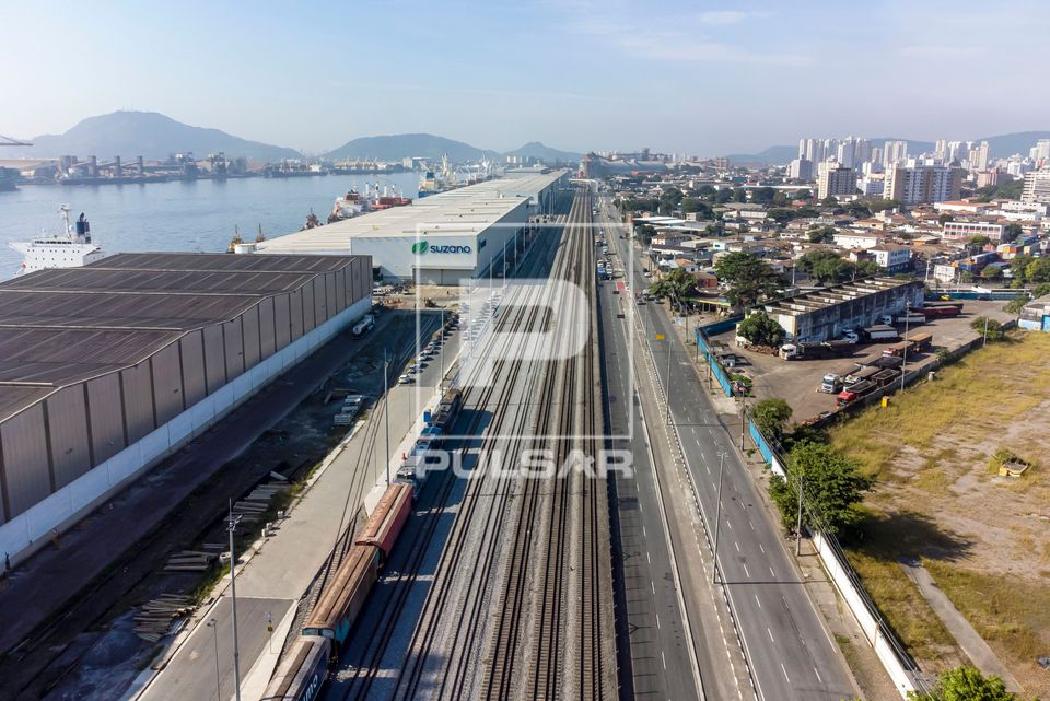 Vista de drone da Avenida Perimetral e do terminal da Suzano no Porto de Santos