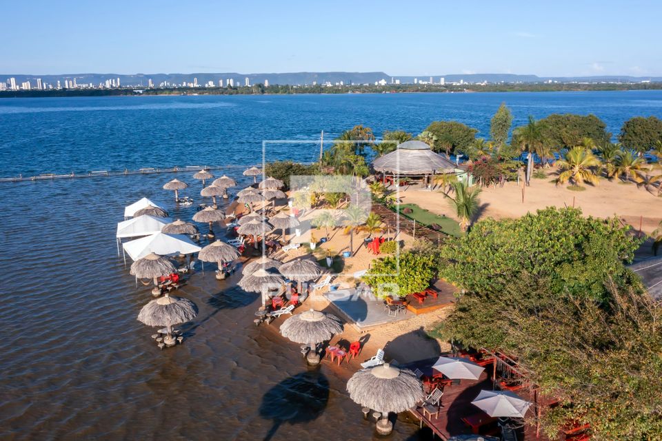 Vista de drone da Ilha da Canela no lago da represa do Rio Tocantins com praia fluvial e cidade ao fundo