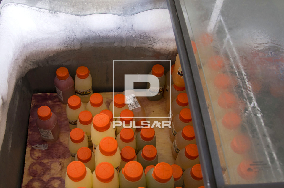 Garrafas de sucos dentro de freezer - 