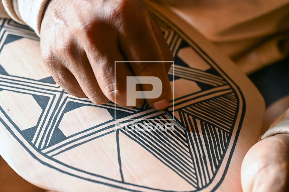 Mulher indígena da etnia Waurá pintando remo - aldeia Piyulaga - Parque Indígena do Xingu