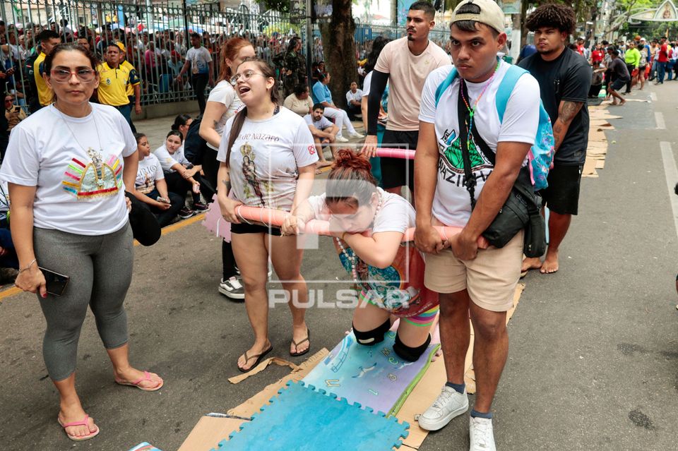Pagador de promessas acompanhando a procissão do Círio de Nazaré