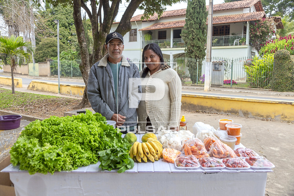 Casal de pequenos agricultores vendem verduras , legumes , frutas e doces em banca de rua  - 