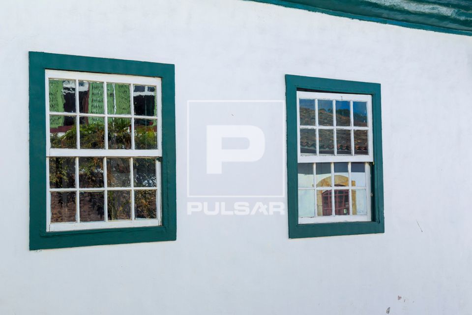 Reflexos em janelas de casa colonial