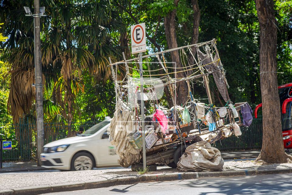 Carrinho de morador de rua no centro da cidade