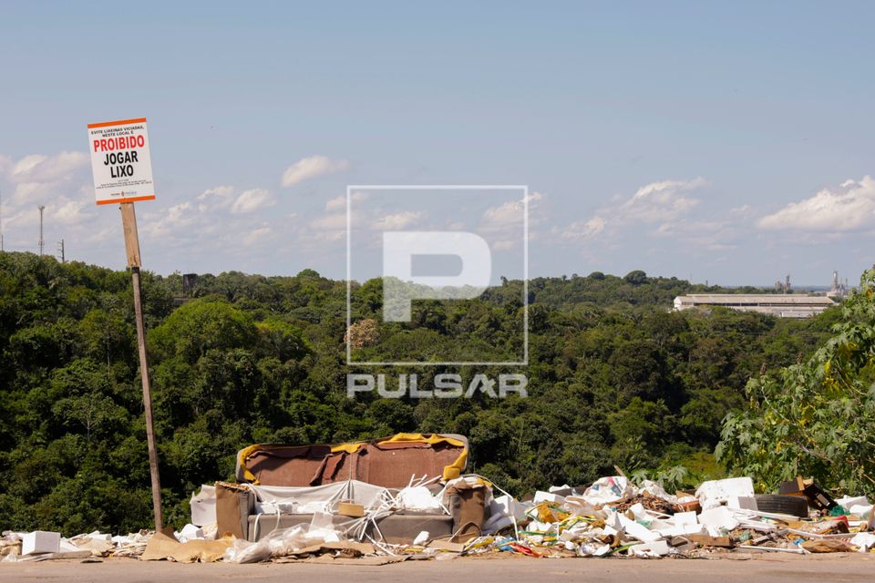 Lixo descartado em local proibido no bairro Mauazinho