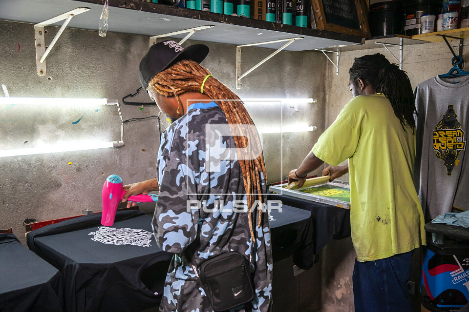 Processo de estamparia em camisetas utilizando serigrafia