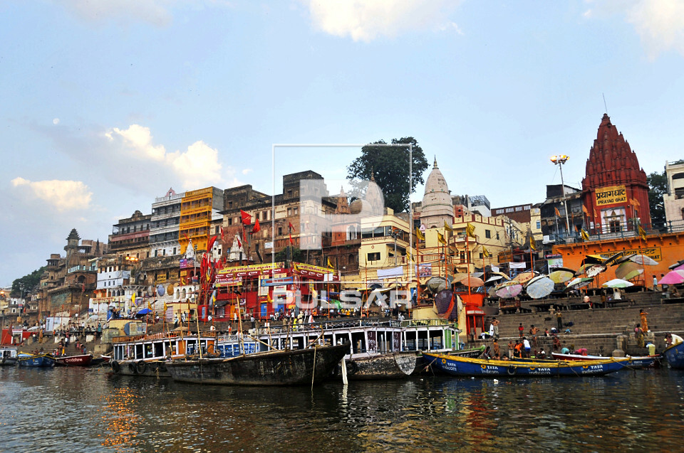 Rio Ganges na margem da cidade de Varanasi - considerado um rio sagrado ...