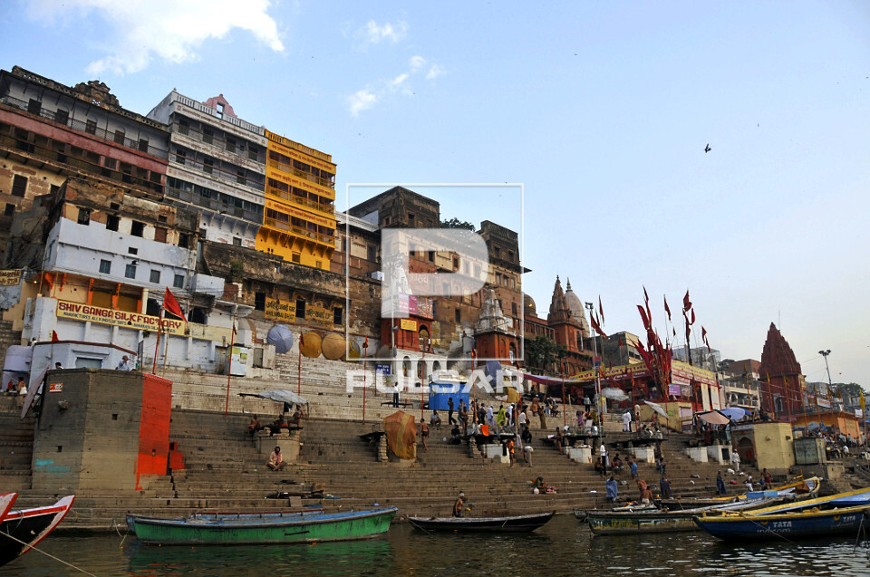 Rio Ganges na margem da cidade de Varanasi - considerado um rio sagrado ...