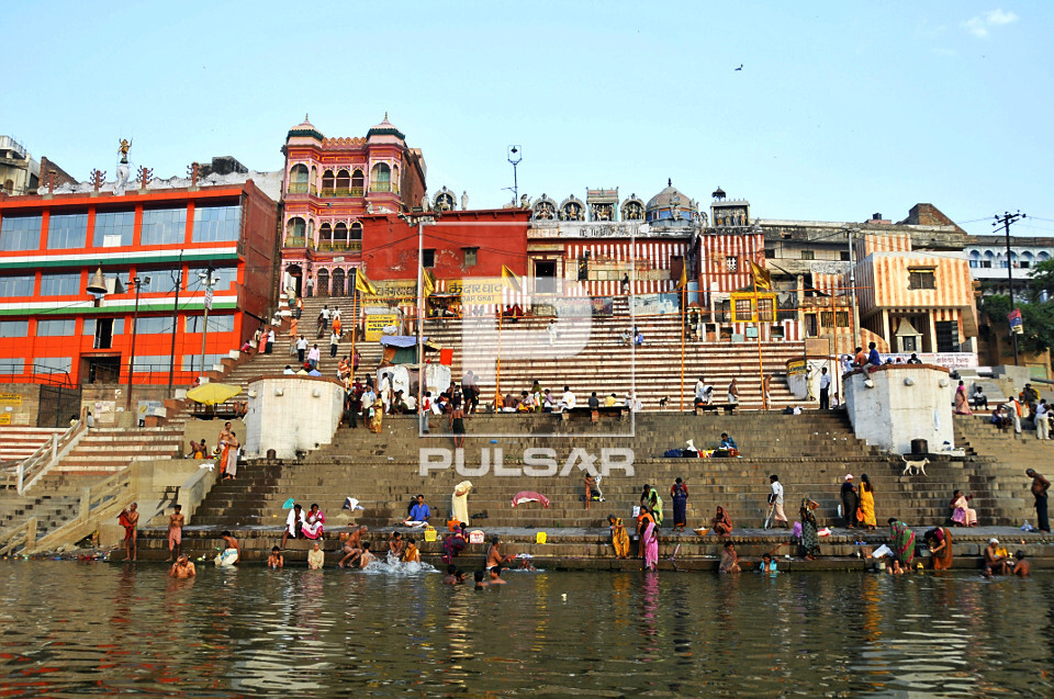 Rio Ganges na margem da cidade de Varanasi - considerado um rio sagrado ...