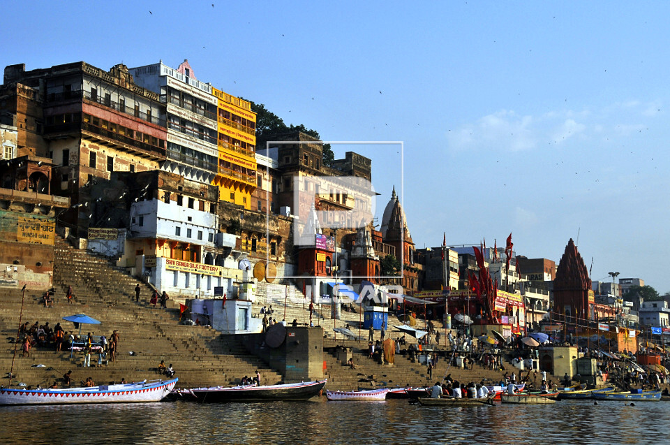 Rio Ganges na margem da cidade de Varanasi - considerado um rio sagrado ...