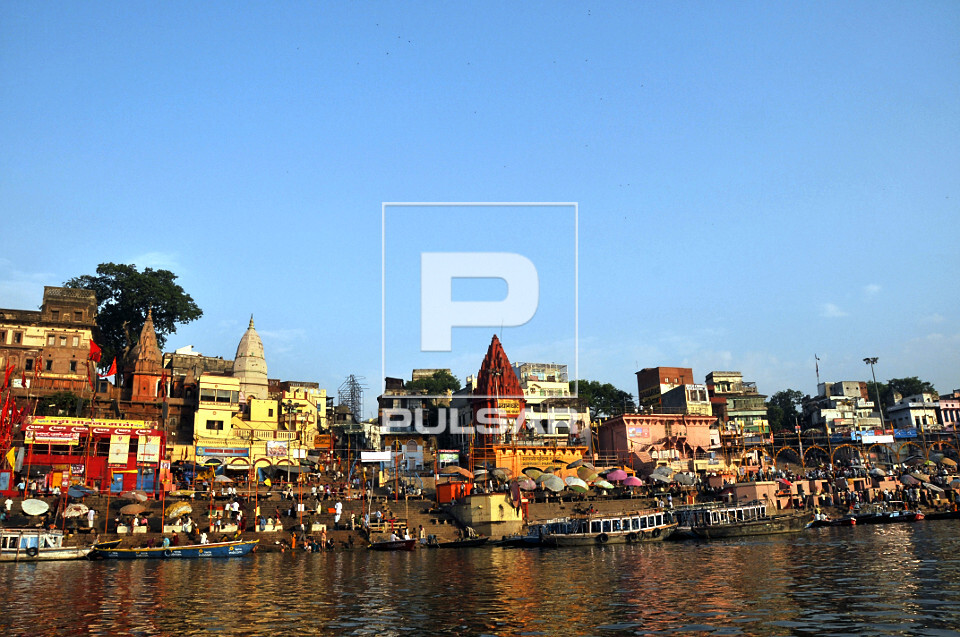 Rio Ganges na margem da cidade de Varanasi - considerado um rio sagrado ...