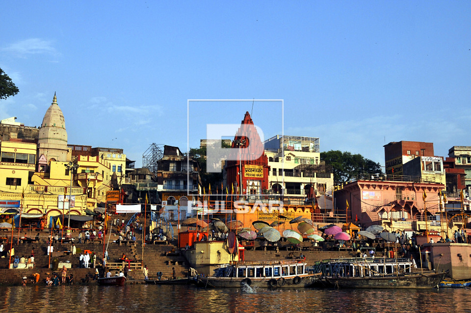 Rio Ganges na margem da cidade de Varanasi - considerado um rio sagrado ...