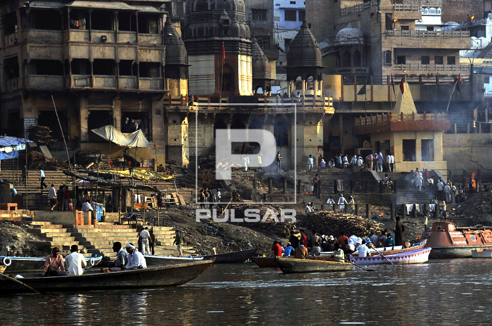 Rio Ganges na margem da cidade de Varanasi - considerado um rio sagrado ...