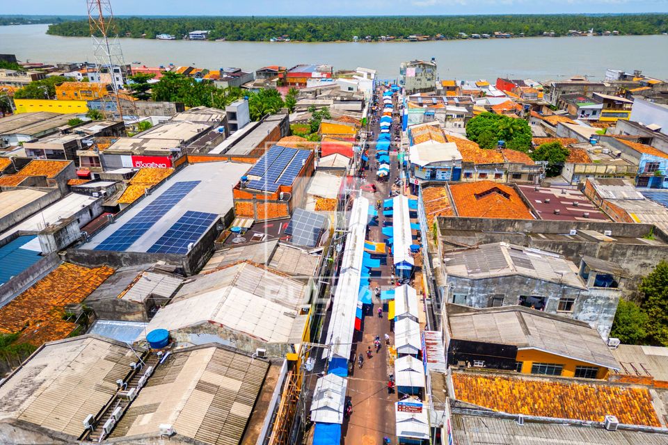 Vista de drone de barracas de feira e de ambulantes ao longo da Avenida Dom Pedro II