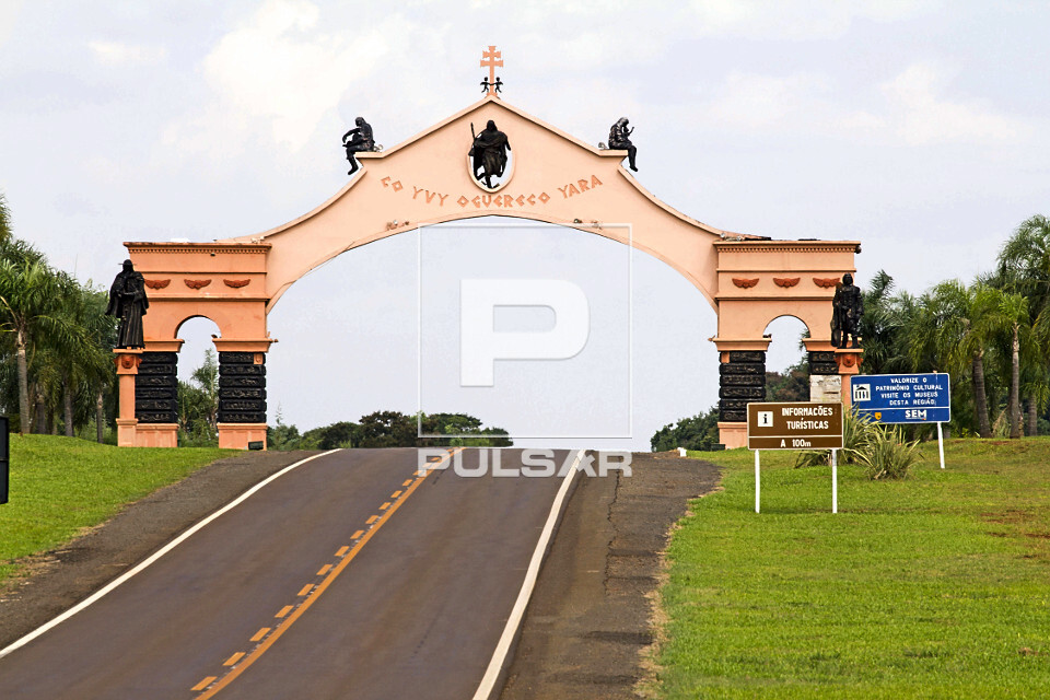 Portal de entrada da cidade com inscricao em homenagem ao povo guarani e jesuitas