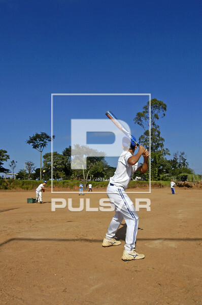 Comunidade japonesa se alongando para jogar baseball em Campinas 