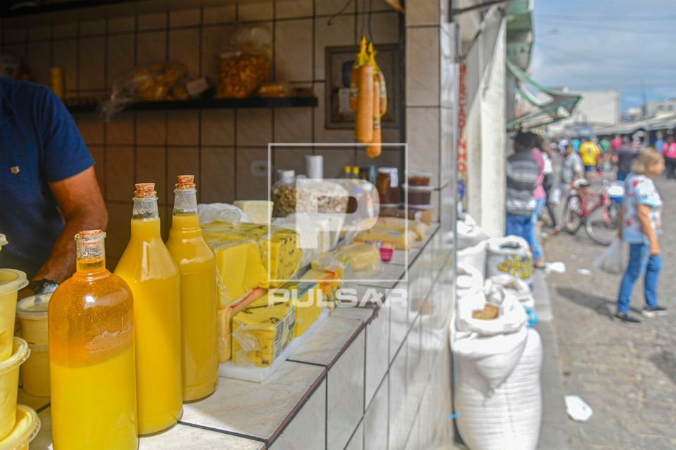 Venda de manteiga de garrafa e queijos em box de produtos caseiros artesanais derivados de leite