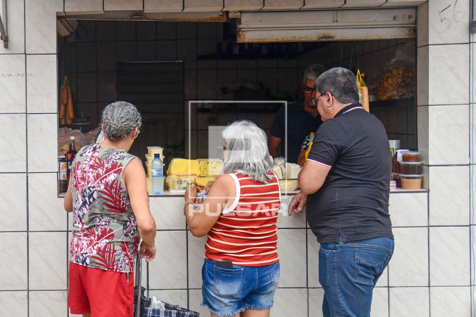 Clientes em box de venda produtos derivados de leite