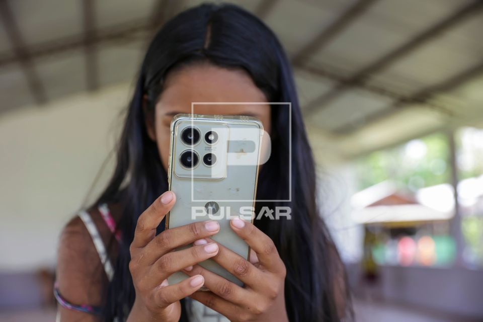 Adolescente com telefone celular