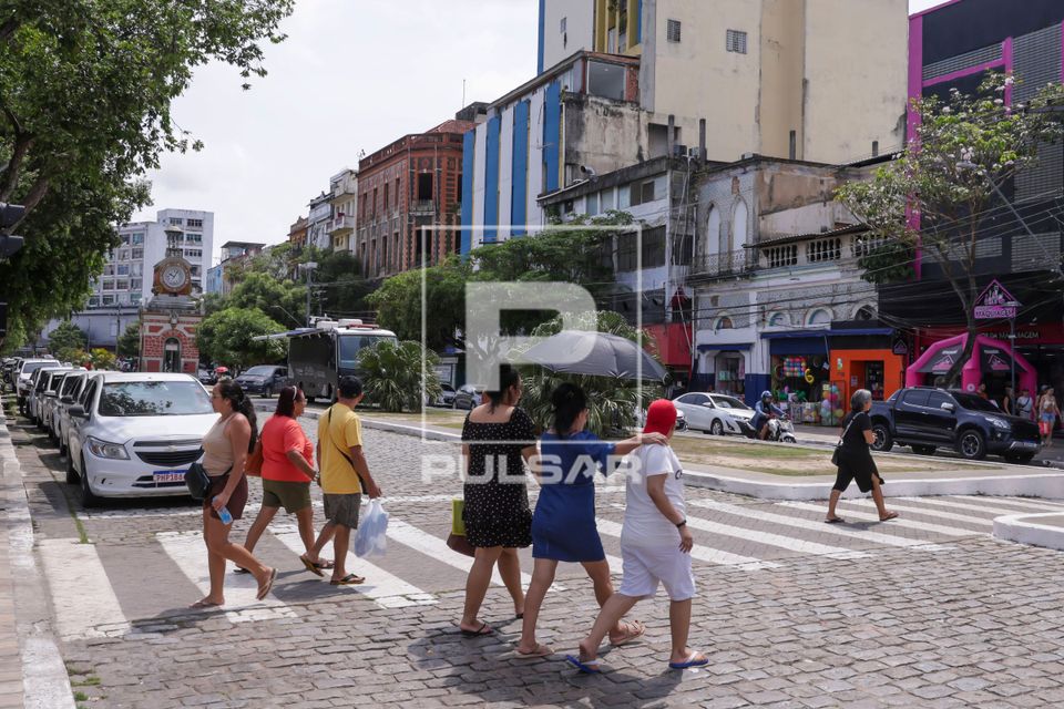 Pessoas atravessando na faixa de pedestres da Avenida Eduardo Ribeiro no centro historico