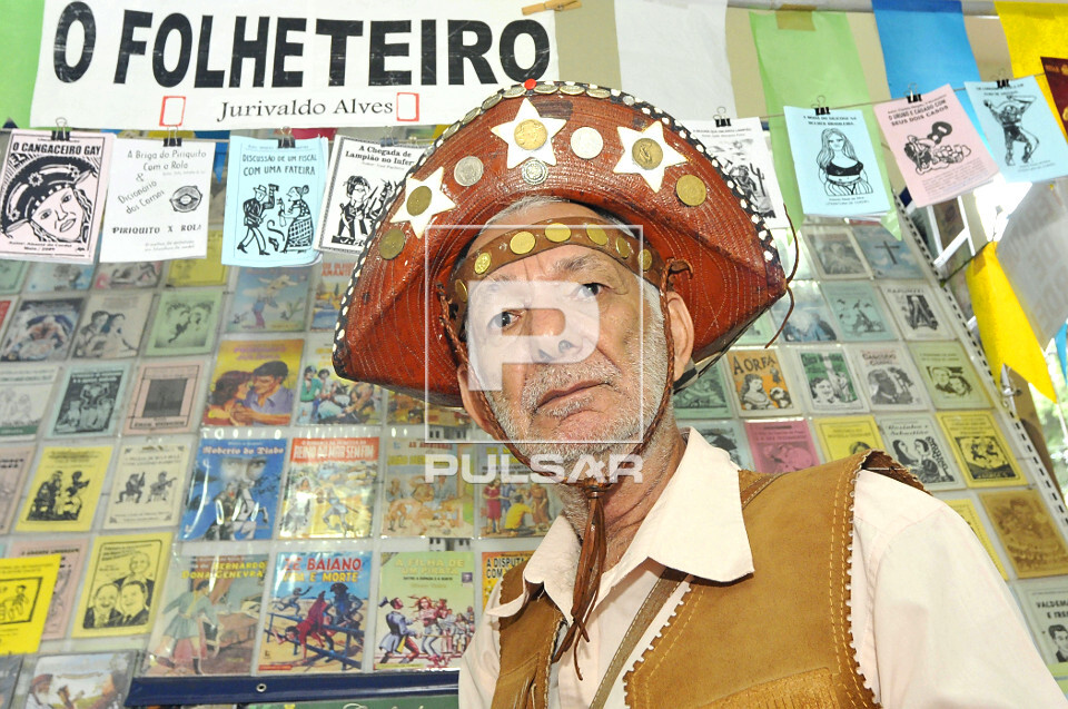 Escritor e folheteiro de literatura de cordel - 