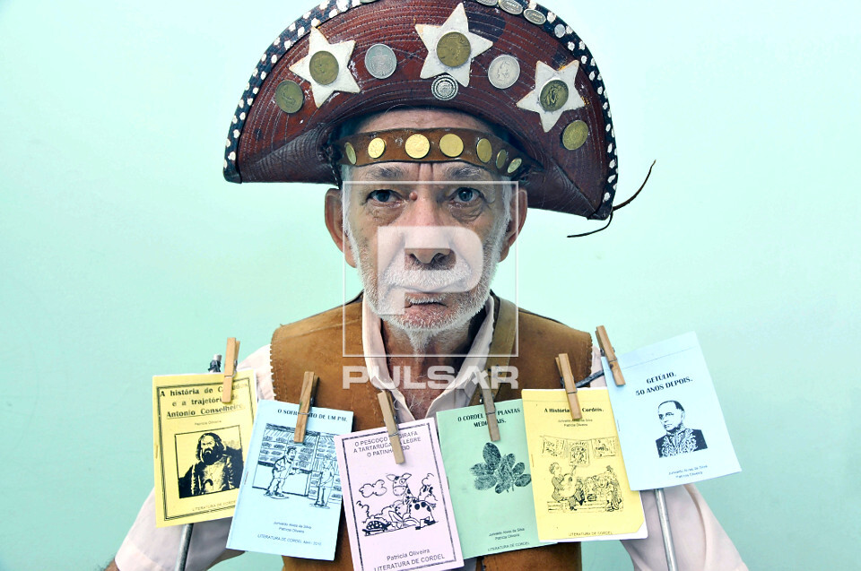 Escritor e folheteiro de literatura de cordel posando com folhetos - 