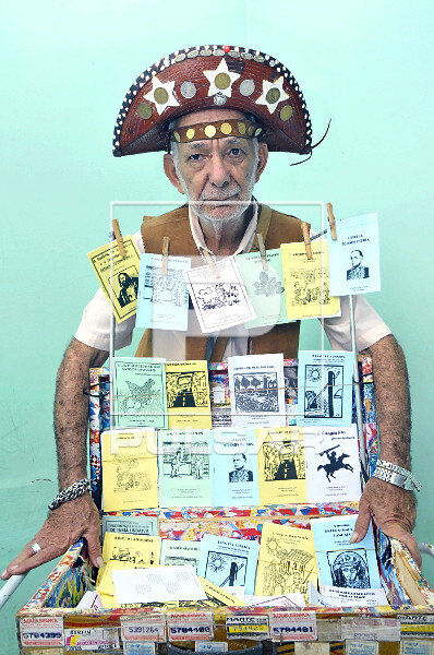 Escritor e folheteiro de literatura de cordel posando com folhetos - 