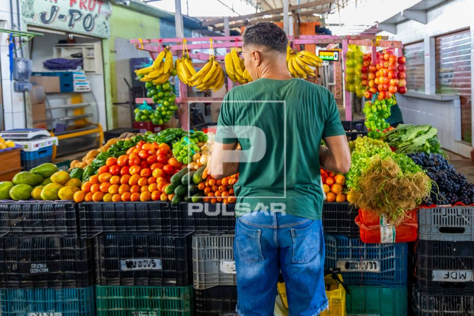 Vendedor de hortifruti no Mercado Municipal - centro da cidade