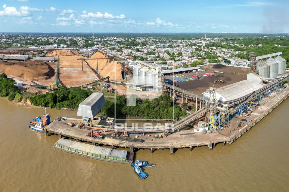 Vista de drone do porto de Santana com silos e barcaças às margens do Rio Amazonas e pátio de celulose 