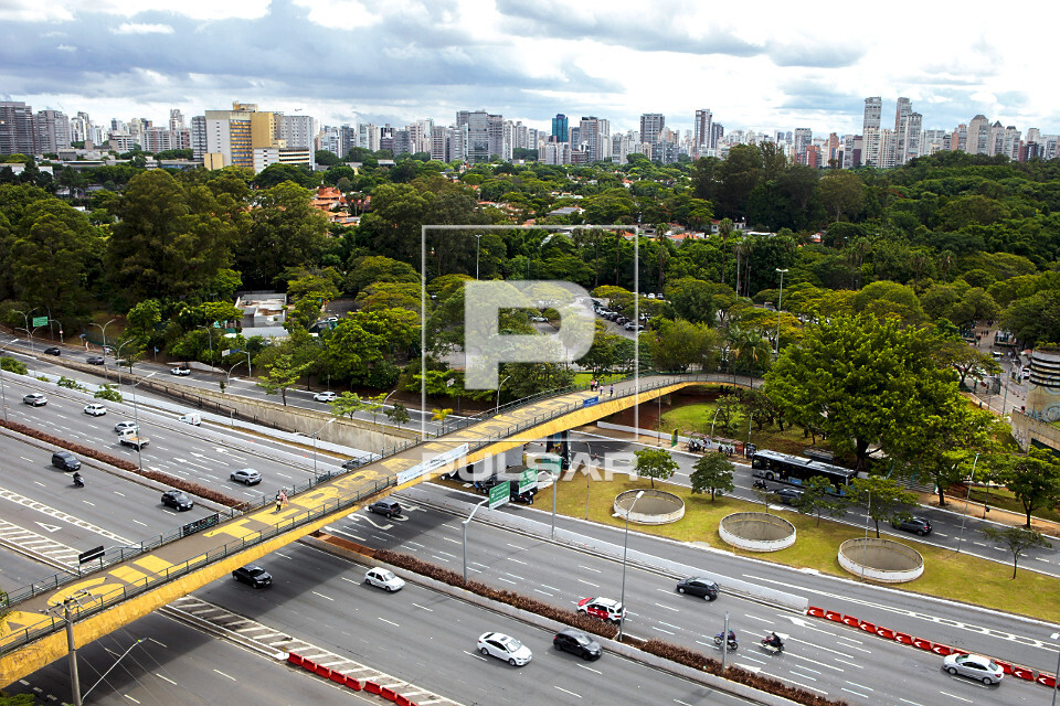 Vista de cima da passarela Ciccillo Matarazzo sobre a Avenida 23 de Maio