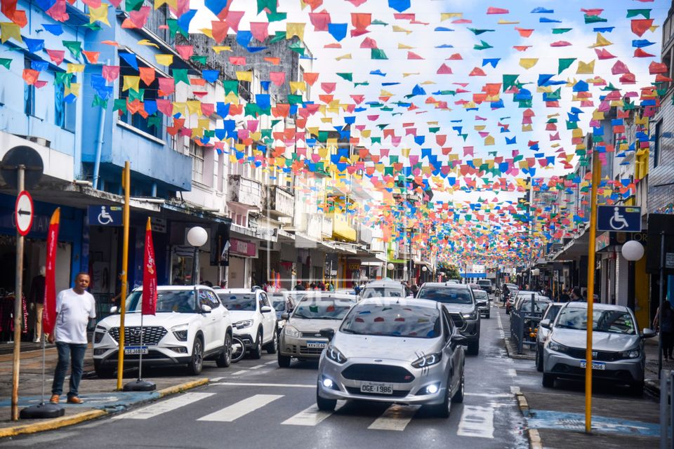 Rua Maciel Pinheiro com bandeirolas de festa junina