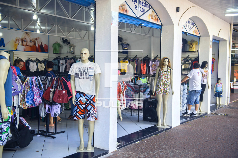 Fachada de loja no centro comercial da cidade