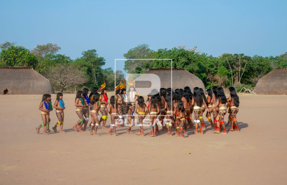 Mulheres indígenas da etnia Kalapalo reunidas no pátio durante o Ritual ...