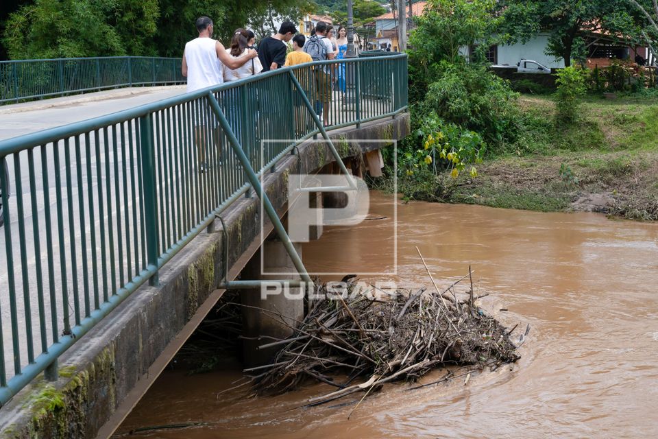 Galhos e folhas trazidos pela correnteza acumulados em pilar de ponte sobre o Rio das Mortes