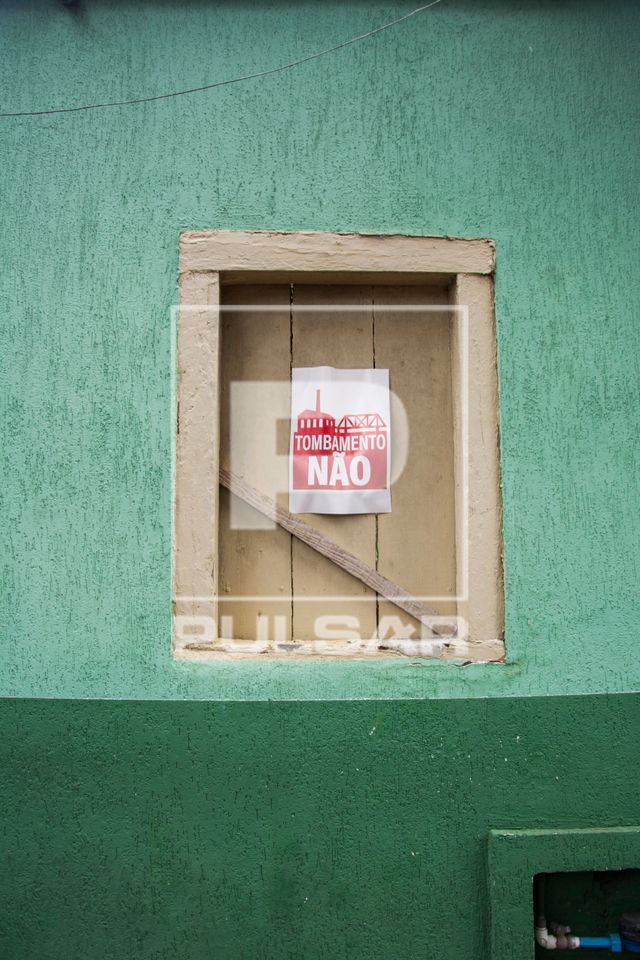 Cartaz em janela contra o tombamento 