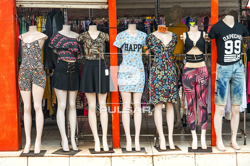 Manequins com roupas femininas e masculinas - 