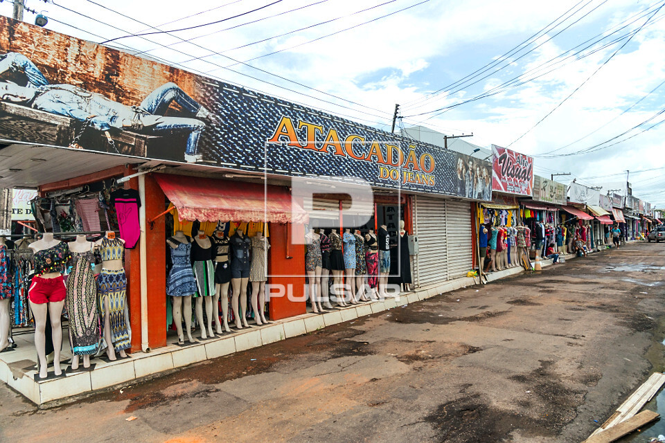 Fachada de loja de roupas femininas e masculinas - 
