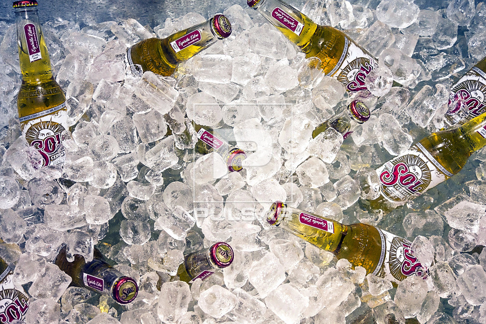 Garrafas de cerveja gelando