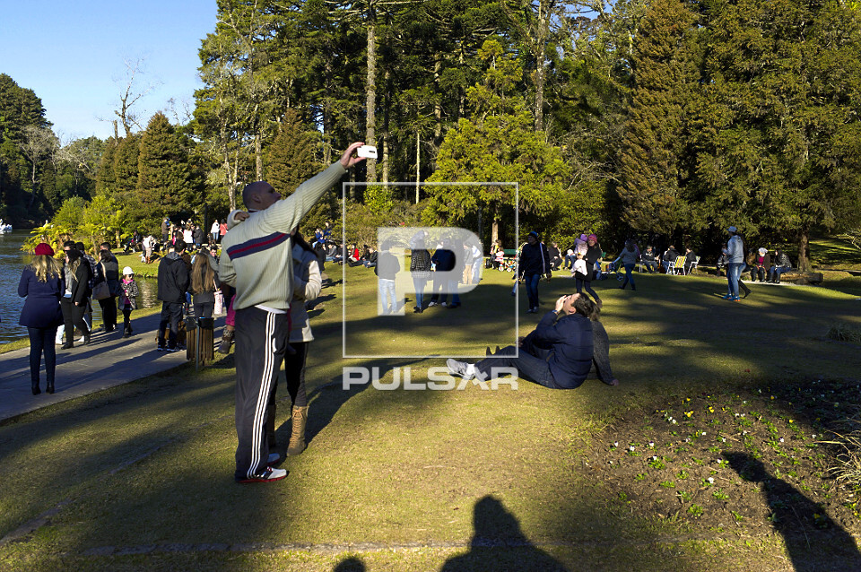 Pessoas em gramado na beira do Lago Negro durante o outono - antigo Vale do Bom Retiro - 
