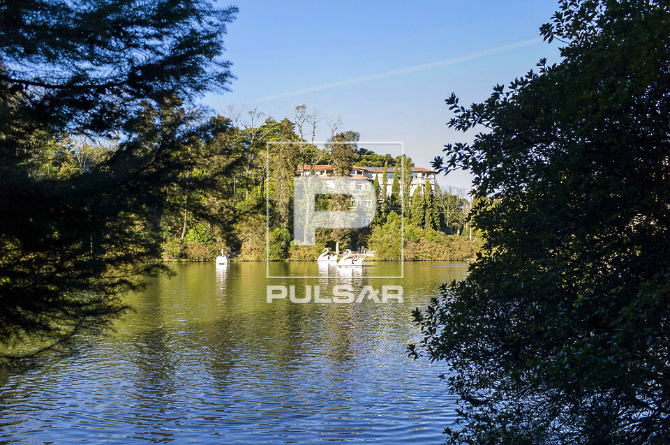 Pedalinhos no Lago Negro durante o outono - antigo Vale do Bom Retiro - 