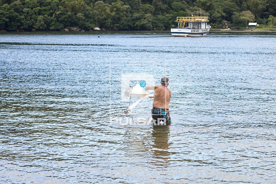 Pesca de tarrafa no Canal de Bertioga - 