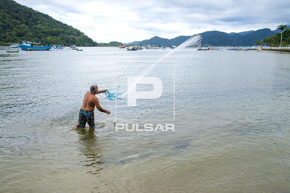 Pesca de tarrafa no Canal de Bertioga - 