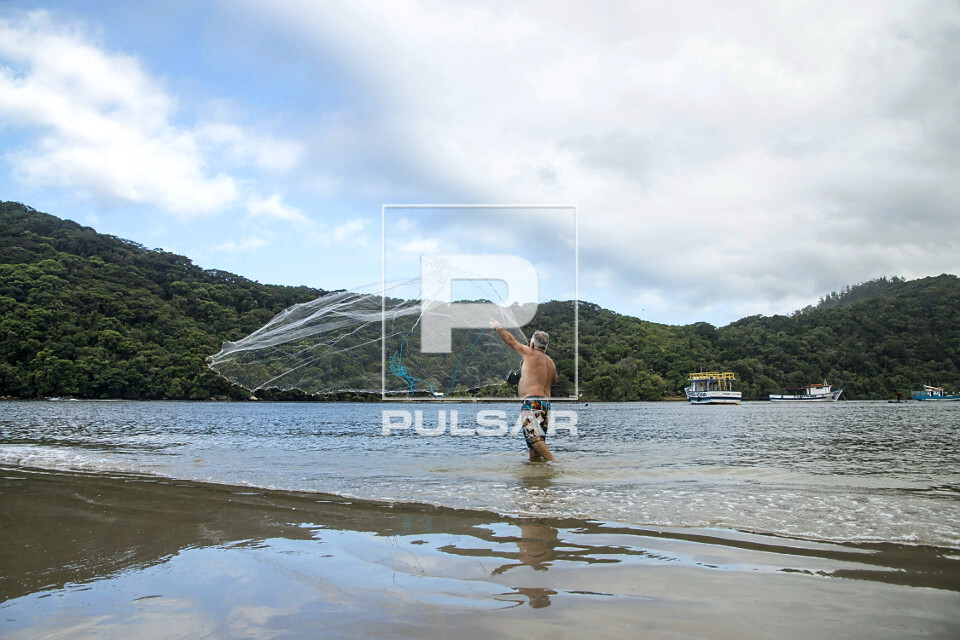 Pesca de tarrafa no Canal de Bertioga - 