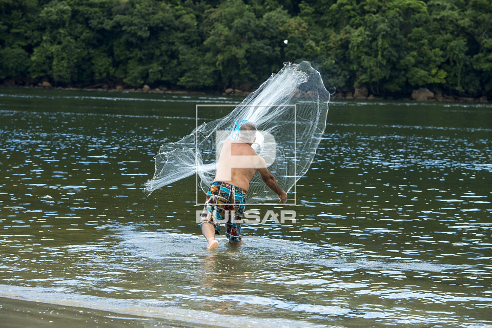 Pesca de tarrafa no Canal de Bertioga - 