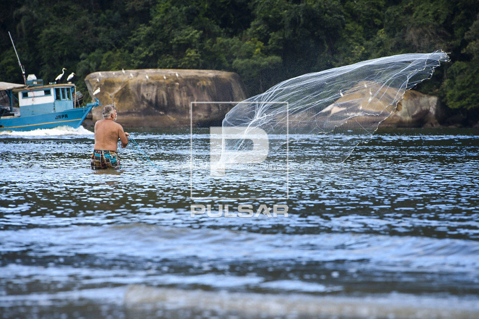 Pesca de tarrafa no Canal de Bertioga - 