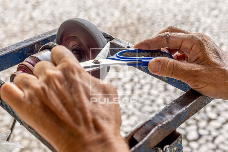 Tesoura sendo amolada